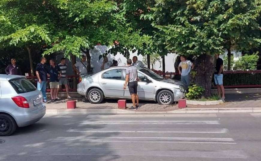 Nesvakidašnja saobraćajna nezgoda u BiH: Pogledajte gdje je završilo auto...